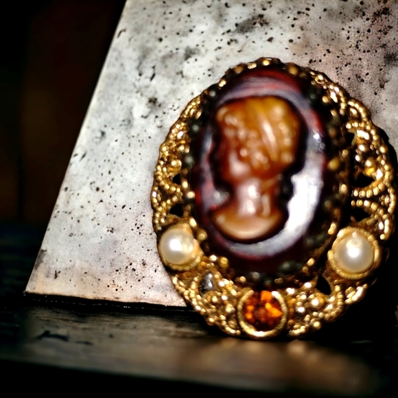 Vtg.W.Germany Root Beer Glass & AB Rhinestones left facing cameo clip-on… - Picture 1 of 1